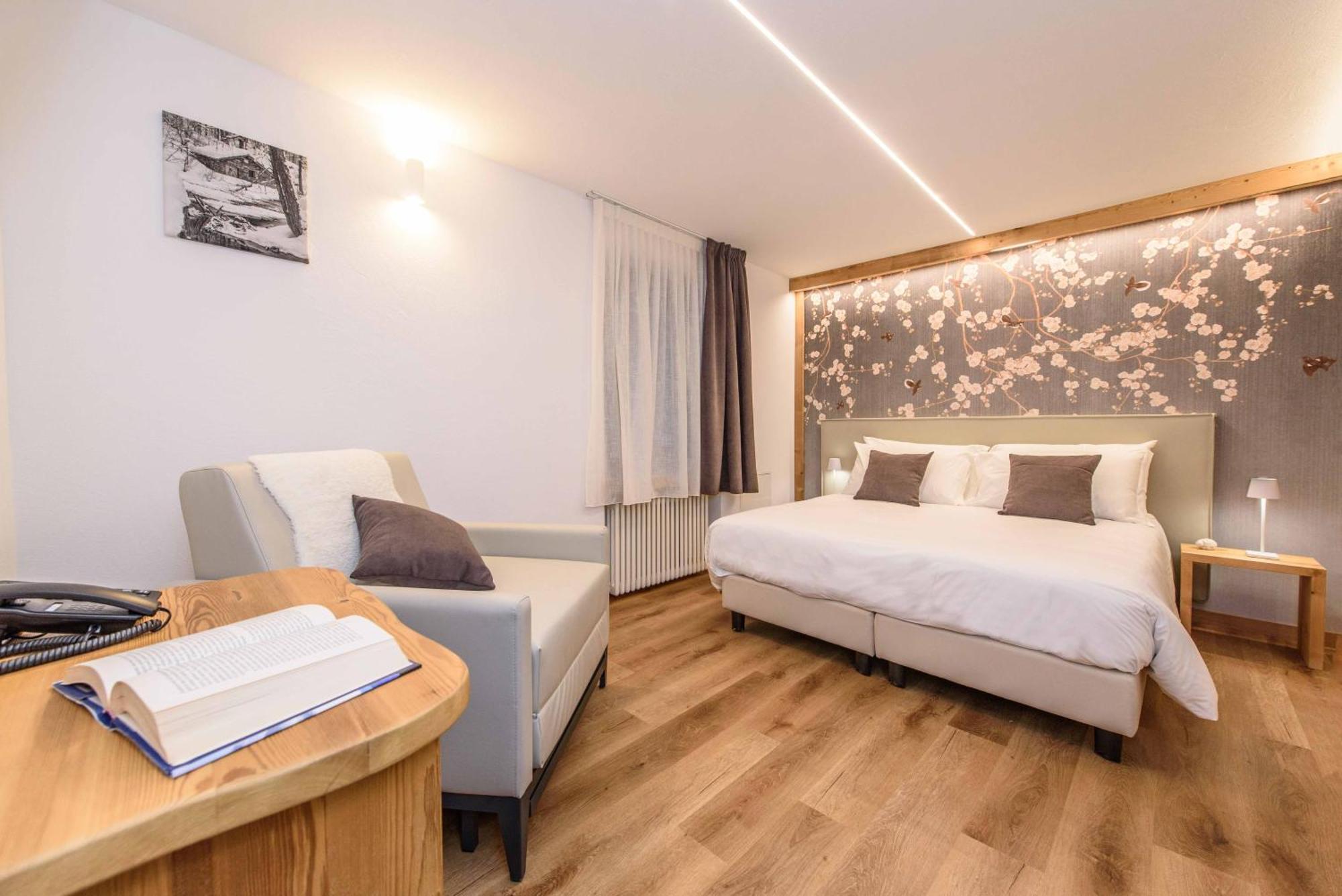 Hotel Des Roses Antey-Saint-Andre Ngoại thất bức ảnh