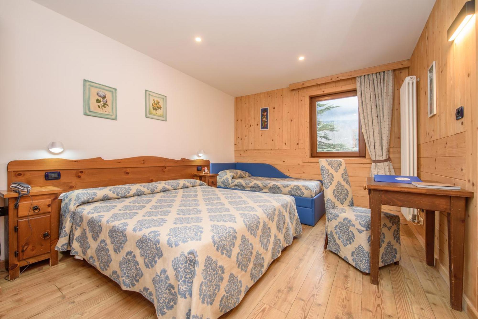 Hotel Des Roses Antey-Saint-Andre Ngoại thất bức ảnh