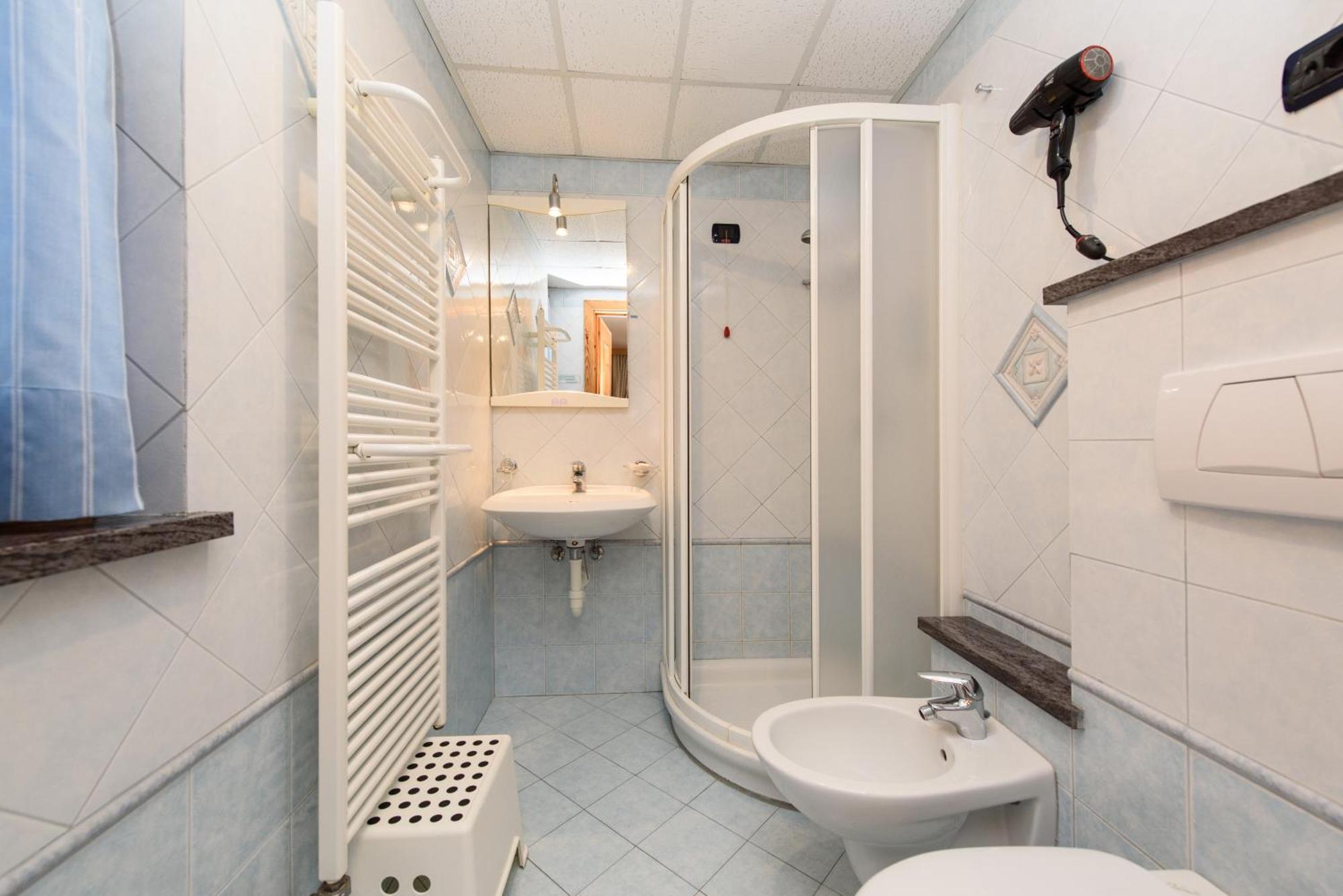 Hotel Des Roses Antey-Saint-Andre Ngoại thất bức ảnh