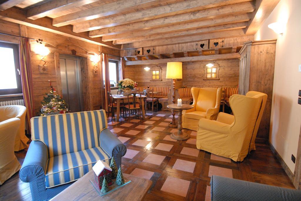 Hotel Des Roses Antey-Saint-Andre Ngoại thất bức ảnh