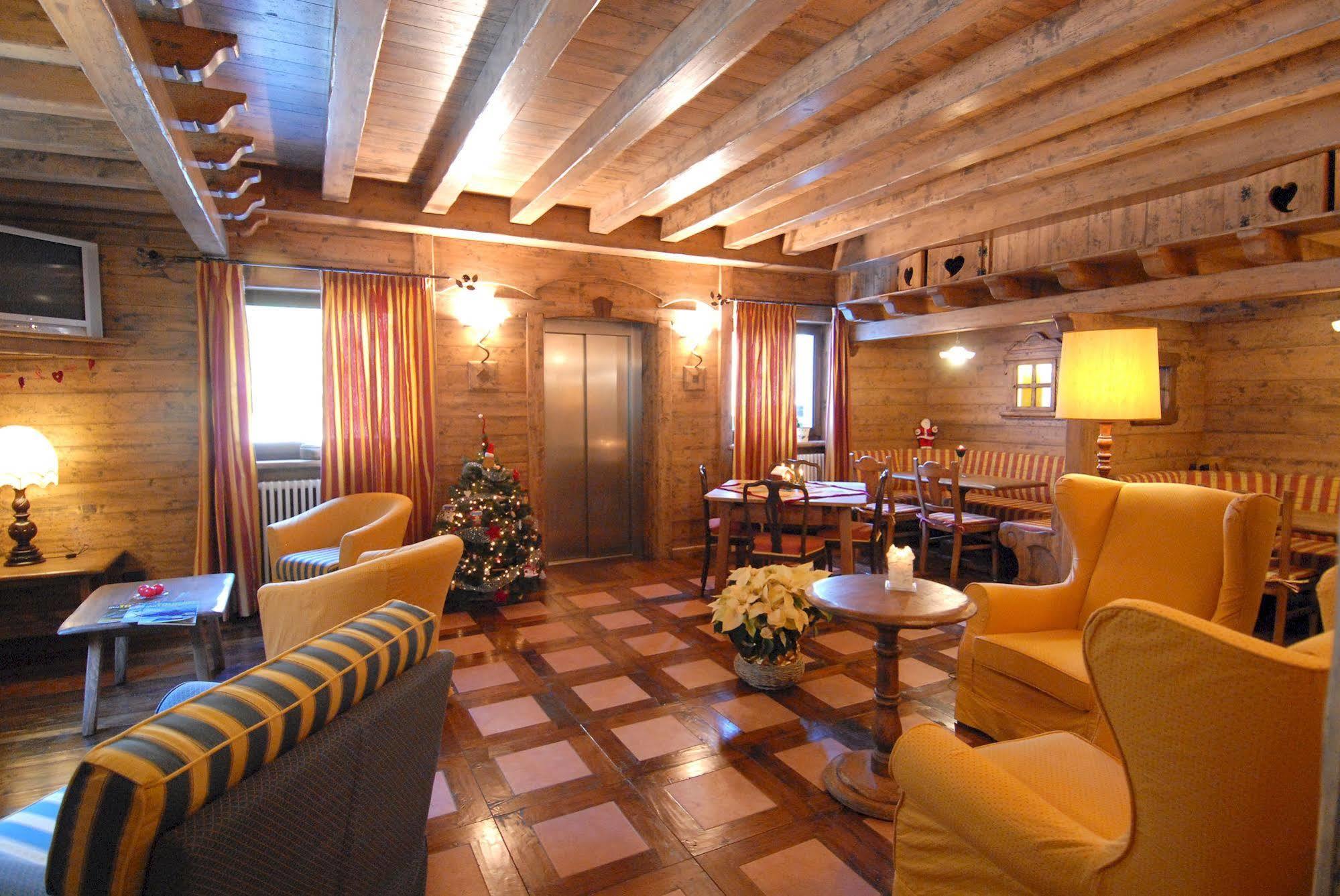Hotel Des Roses Antey-Saint-Andre Ngoại thất bức ảnh